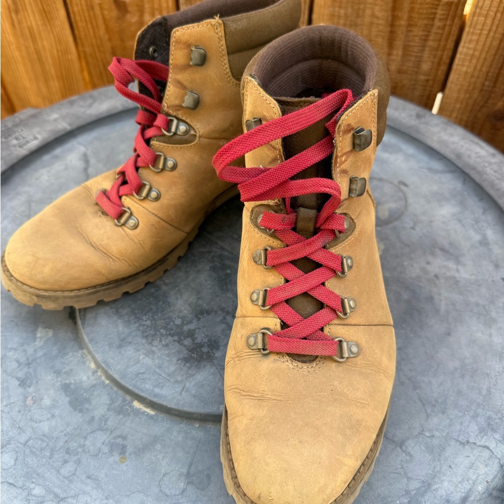 Timberland Tan Lace Up Boots with Red Laces